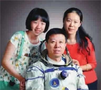 太空第一人杨利伟妻子孩子,杨利伟太空和妻子对话