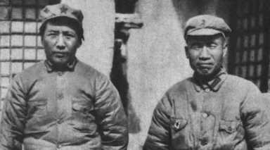 朱德顺庐剧专场全集，毛主席与朱德在陕西宝安县合影。