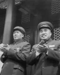 朱德顺庐剧专场全集，毛主席与朱德在陕西宝安县合影。