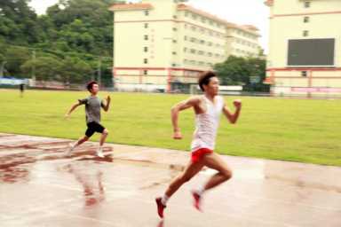 00米跑步技巧，赛前热身活动的重要性"