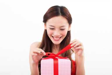给老婆买礼物买什么好（送老婆生日礼物推荐有纪念意义的）(2)