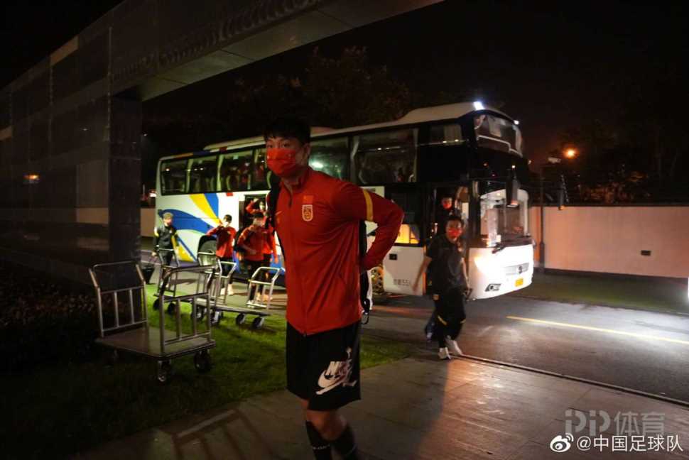 国足全队今日凌晨抵达苏州驻地酒店 并开始进行集中隔离
