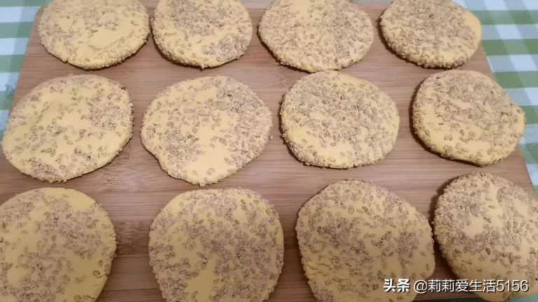南瓜饼的制作方法步骤视频教程（南瓜饼最简单的家常做法）