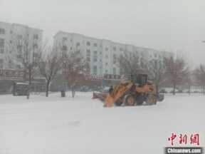 哈尔滨暴雪部分学校停课（内蒙古特大暴雪-学校停课机场关闭i）
