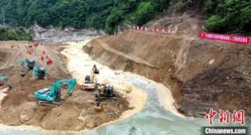 四川芦山“6·1”地震：壅塞体泄流槽打通河水下泄 险情排除