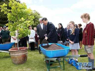 习近平和澳大利亚塔斯马尼亚州学生们一起种树