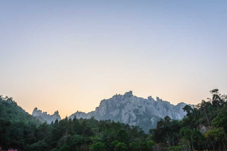 天姥山风景名胜区位于浙江省，包含拨云尖、细尖、大尖等山峰