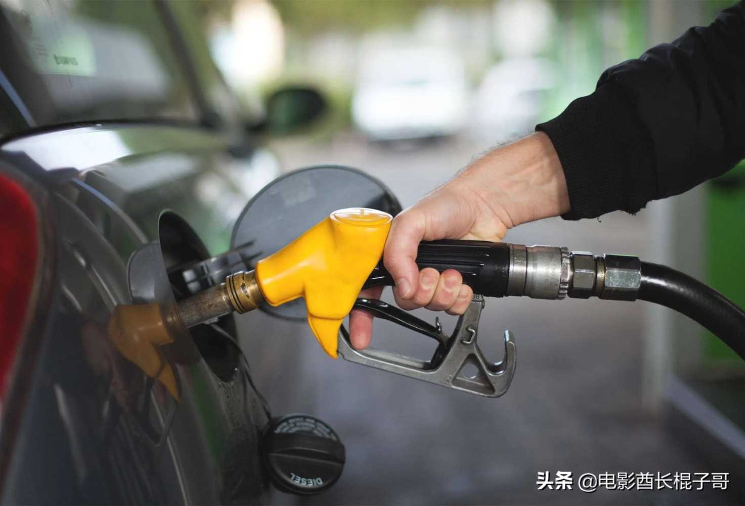 美国油价涨至人民币7元每升，部分州准备发加油补贴