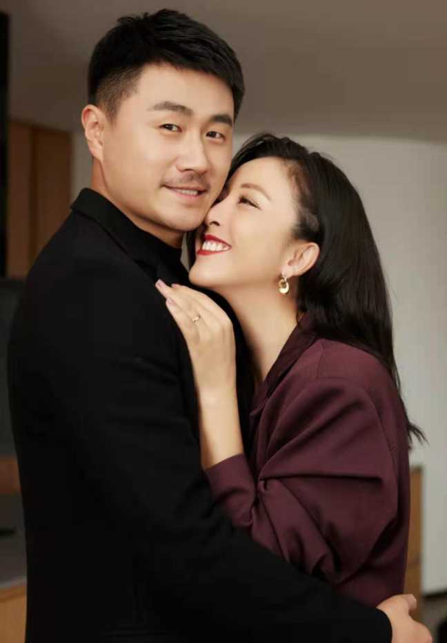 黄小蕾庆结婚8周年，与富二代老公长相差别大，相恋38天就领证