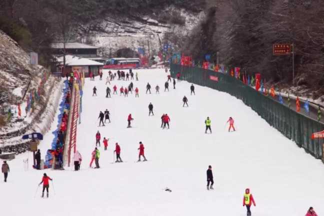 神农架滑雪场开放时间（神农架国际滑雪场今日开板首滑！）