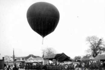 世界上最早的热气球是蒙戈菲尔兄弟制造的热气球