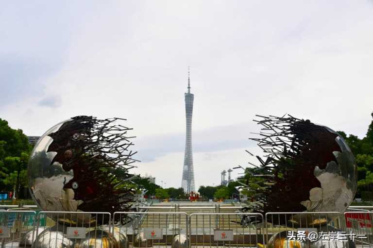 广州最大的广场-花城广场，文化休闲金融合一，被誉为城市会客厅