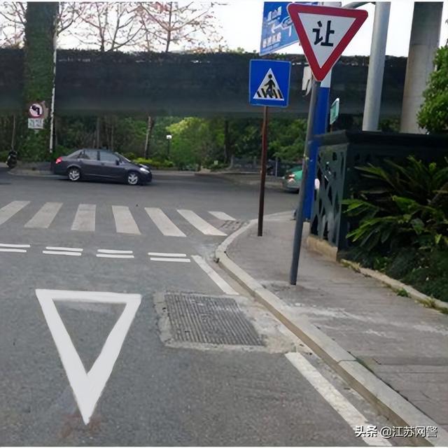停车让行标志的含义为，停让属于哪种交通标志