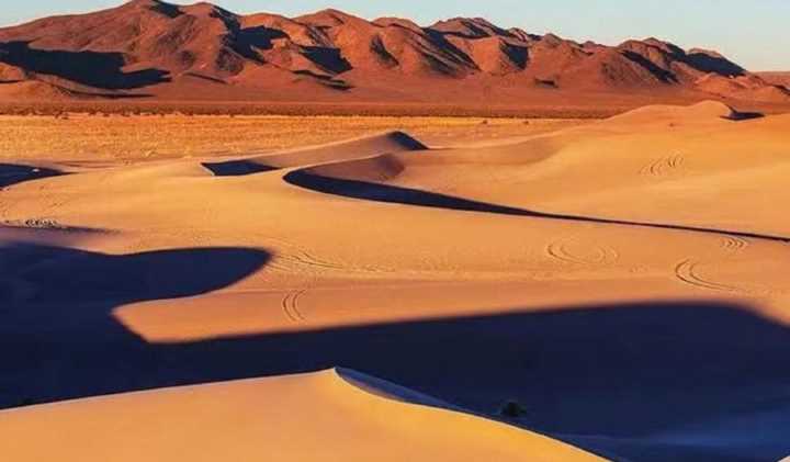 世界面积最大的撒哈拉沙漠有多深？如果挖光沙子，底下会是什么？