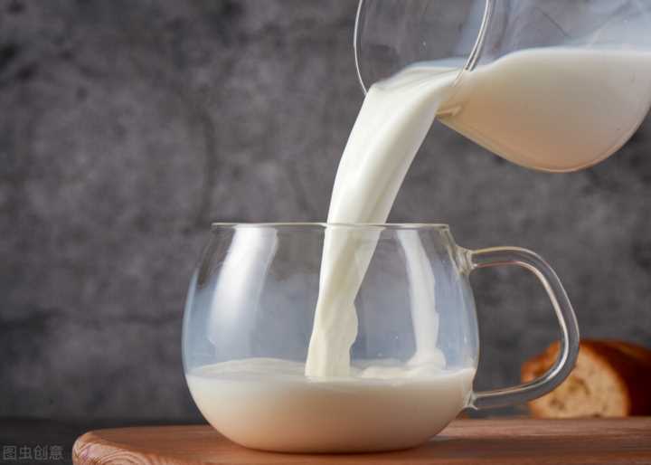 “鲜奶”和“纯牛奶”有啥区别？营养差别很大，学会可别再乱买了