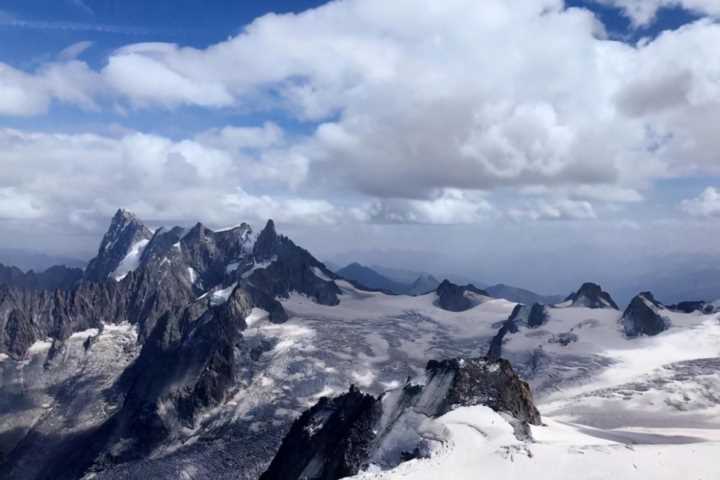 阿尔卑斯山脉的最高峰是什么峰（勃朗峰海拔高多少米）