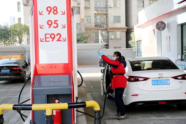 中国汽油价格，国际油价在跌国内在升的原因