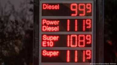 油价为何暴跌到负数，石油价格负数是怎么回事