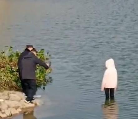 政法委评望江女孩溺亡事件，女孩在警方注视下溺亡