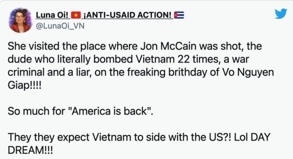 哈里斯越南献花闹乌龙，美国副总统哈哈大笑说了什么