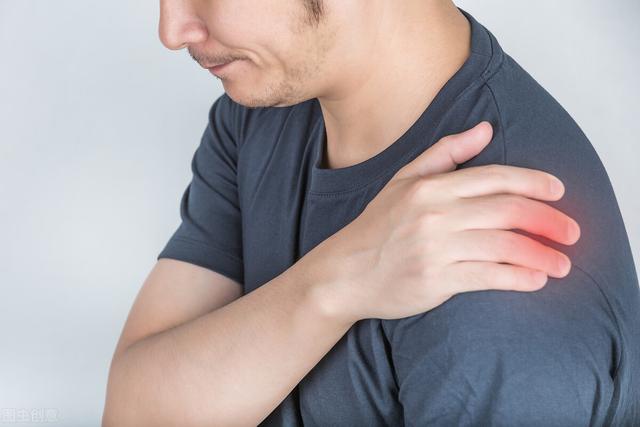 左肩膀痛警惕四种病，哪些症状会引起左肩痛