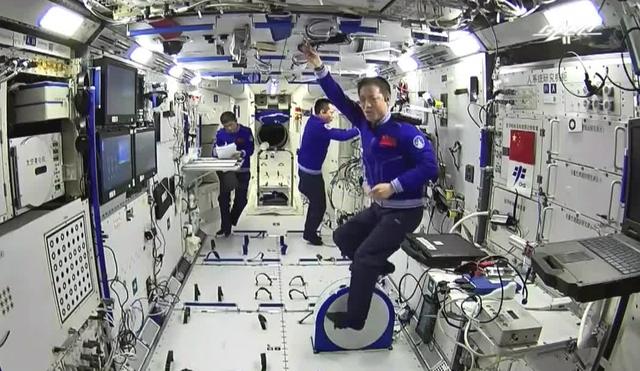 航天员在太空怎么解决吃喝拉撒