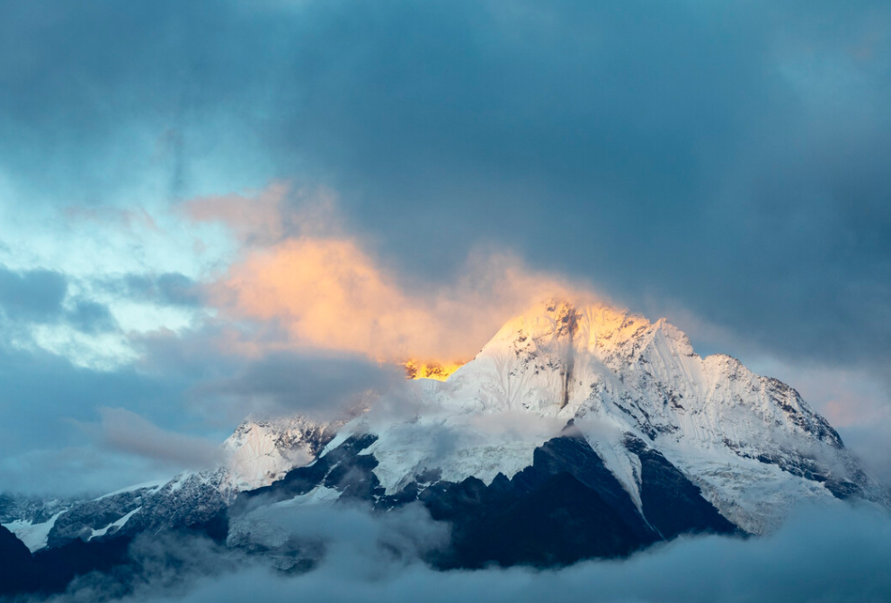 梅里雪山海拔不到7000米，为什么被禁止攀登？三个原因一针见血