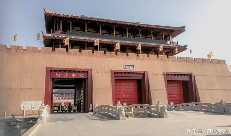 根据考古发现复原的一座完整的汉代都城 —— 中国汉城尤为壮观！