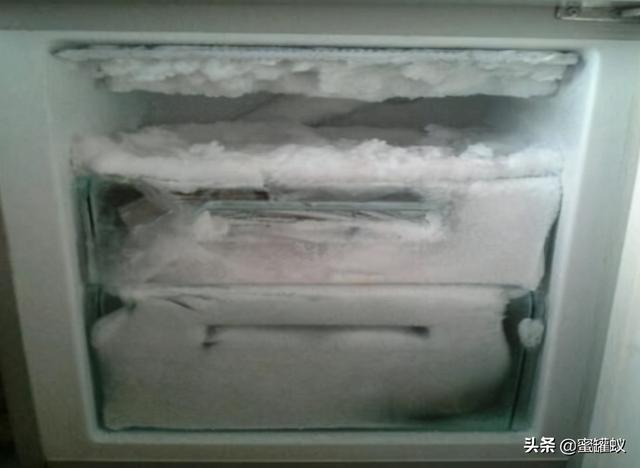 冰箱结冰用什么方法快速化冰，冰箱里面的冰如何去除