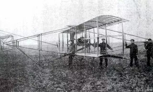 设计制造中国的第一架飞机的人，冯如什么时候研制出飞机
