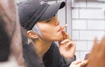 张子萱抽烟的样子（真没想到这些女星都是老烟枪）(2)