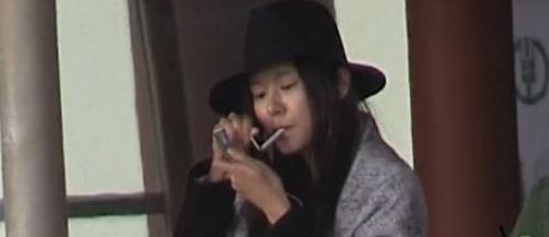张子萱抽烟的样子（真没想到这些女星都是老烟枪）(5)