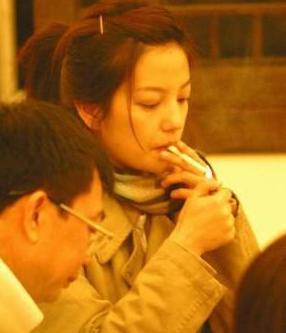 张子萱抽烟的样子（真没想到这些女星都是老烟枪）(4)