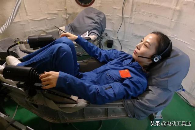 王亚平：首位太空漫步女航天员、教师、理发师，多能技艺怎么造就