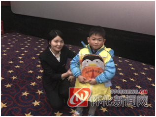 怀化横店电影城举办“狗狗的疯狂假期”免费观影体验活动