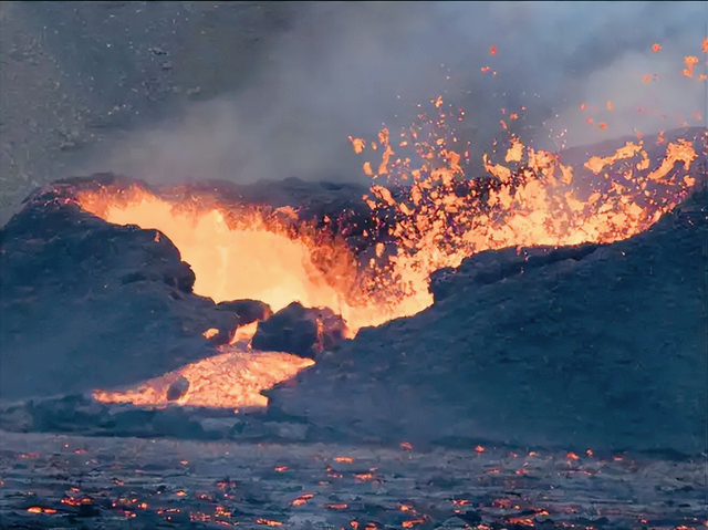 沉睡了6000多年的火山苏醒，持续喷发滚烫的岩浆，毒气体四处弥漫
