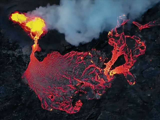 沉睡了6000多年的火山苏醒，持续喷发滚烫的岩浆，毒气体四处弥漫