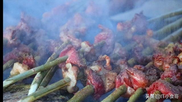 红柳枝串上大肉块，尽显西北豪情，炭火旁边烤边吃真带劲