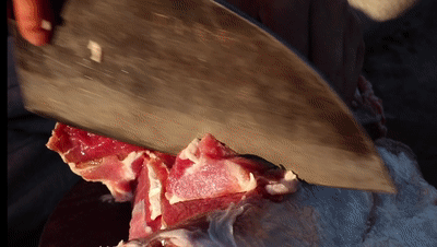 红柳枝串上大肉块，尽显西北豪情，炭火旁边烤边吃真带劲