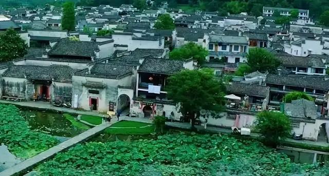 宏村位于安徽黄山黟县 , 首批12个“历史文化名村”之一