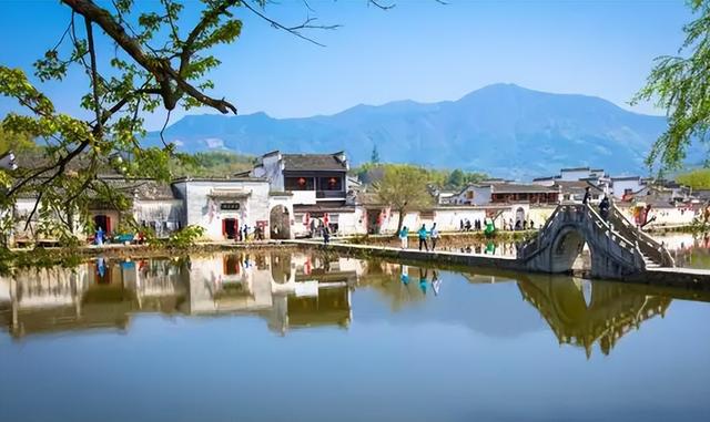 宏村位于安徽黄山黟县 , 首批12个“历史文化名村”之一