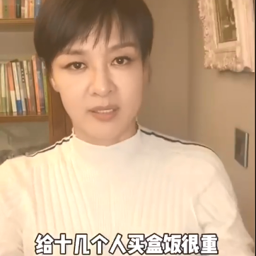 从央视主播到带货网红，李小萌被指责丢脸，她的回应显示高情商