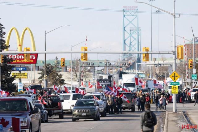 加拿大卡车司机抗议升级：美加边境大桥被堵，已席卷全境并波及多国
