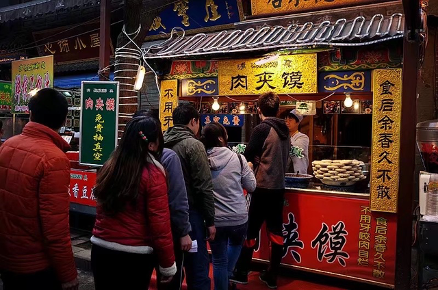 西安最具代表性的小吃一条街，汇聚西安地区各种各样的特色小吃