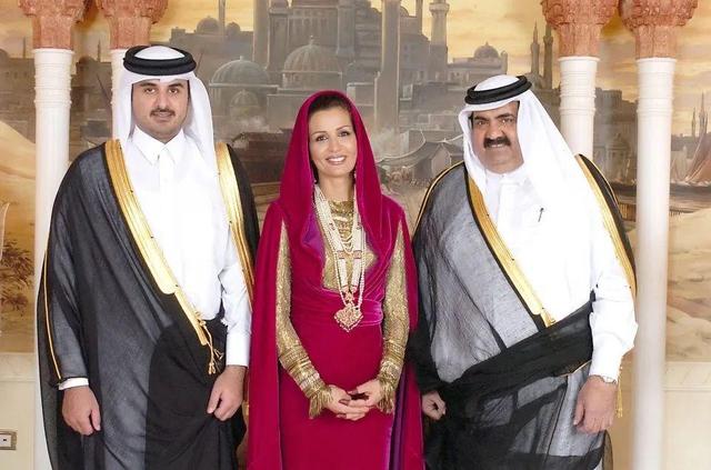 63岁卡塔尔太后好福气！大儿子的颜值不输贝克汉姆，二儿子是国王