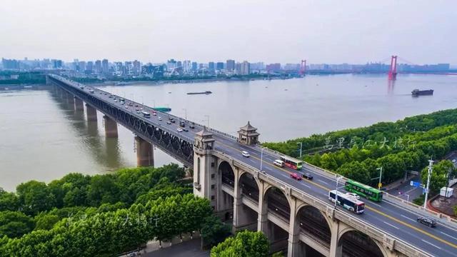 武汉长江大桥建成的时间和作用