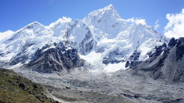 珠穆朗玛峰的峰顶是属于中国？为什么那么多人能爬到山顶？