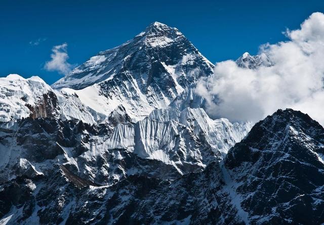 珠穆朗玛峰的峰顶是属于中国？为什么那么多人能爬到山顶？