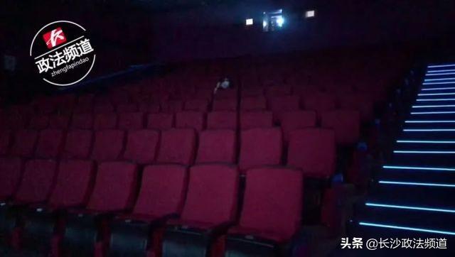 长沙电影院恢复开放首日，小姐姐24元包场观影还有大型撒狗粮现场…