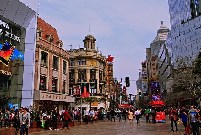 上海开业8年的国家五星级商场，面积48万平方米，地处2个区交界处